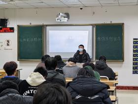 开展 “宪法护航青春路,法治铸就职业魂” 主题班会